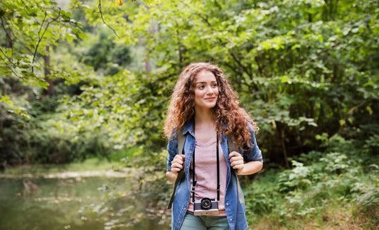 Pas e natura - ragazza in montagna fa hiking