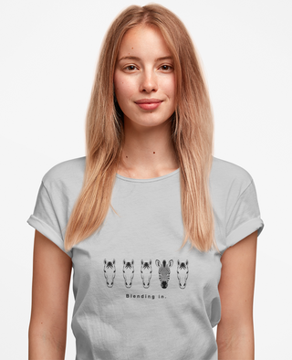 Blending In. T-shirt donna | grafica zebra cavalli | maglia ironica animali
