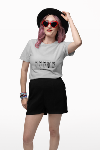 Blending In. T-shirt donna | grafica zebra cavalli | maglia ironica animali