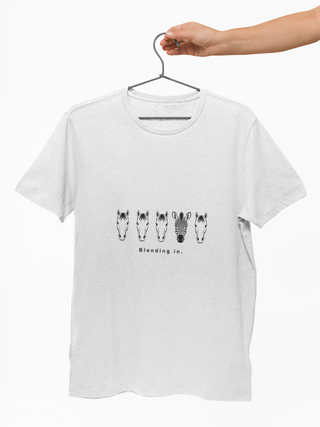 Blending In. T-shirt donna | grafica zebra cavalli | maglia ironica animali