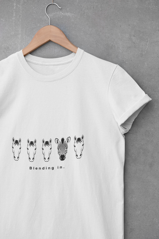 Blending In. T-shirt donna | grafica zebra cavalli | maglia ironica animali