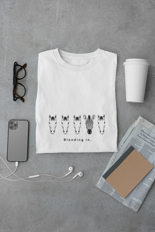 Blending In. T-shirt donna | grafica zebra cavalli | maglia ironica animali