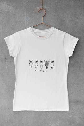 Blending In. T-shirt donna | grafica zebra cavalli | maglia ironica animali